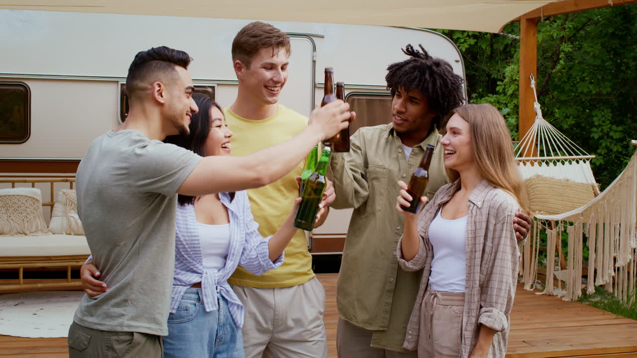 amigos celebrando al aire libre