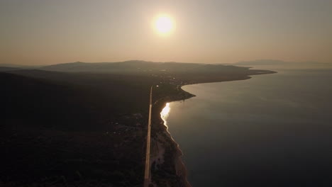 Escena-Aérea-De-La-Costa-Del-Mar-Y-Las-Tierras-Altas-Verdes-Al-Atardecer-Grecia