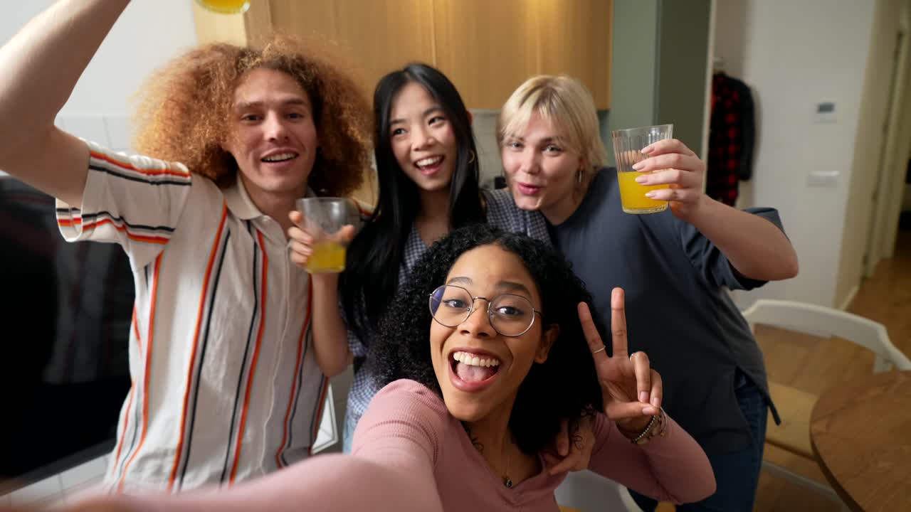 amigos celebrando juntos