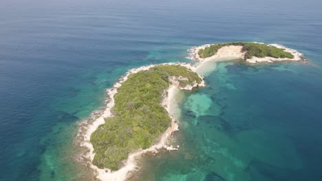 drone girando sobre una hermosa isla en el mar jónico, albania en un día soleado