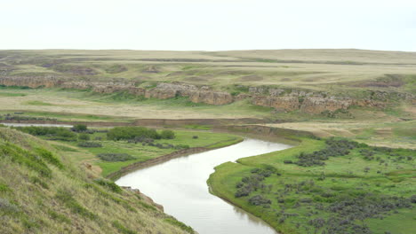 Escribir-En-Piedra-Bandlands-De-Parques-Provinciales-Y-Hoodoos-Con-Río-En-La-Distancia