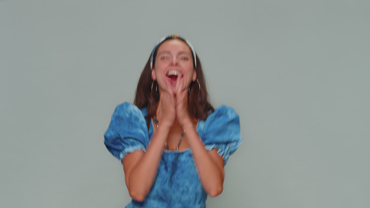 feliz mujer joven y bonita celebrar el éxito ganar gritar se regocija haciendo ganador manos gesto decir sí