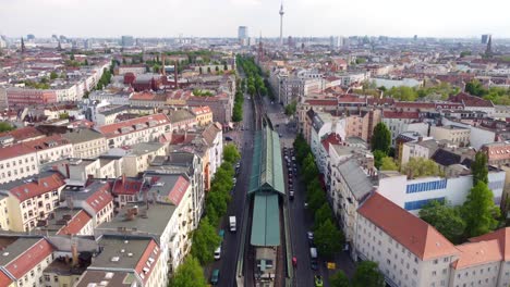 Start-Am-Fernsehturm,-Ende-Bei-Der-Hochbahn,-U-Bahn-Kommt-Ins-Bild,-Wunderbare-Luftaufnahme,-Flug,-Langsames-Neigen-Nach-Unten,-Drohnenaufnahmen-Von-Berlin,-Prenzlauer-Berg,-Schöneauer-Allee,-Frühjahr-2022