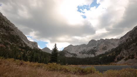 Eine-Zeitrafferaufnahme-Des-Tages,-Der-Im-Herbst-In-Großer-Höhe-In-Den-Spanish-Peaks-In-Montana-Vergeht