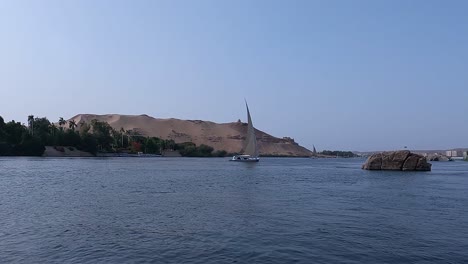 Traditionelles-Felukenboot,-Das-Auf-Dem-Nil-In-Ägypten-Segelt