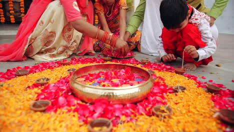los padres con los niños celebran el festival tradicional indio de diwali