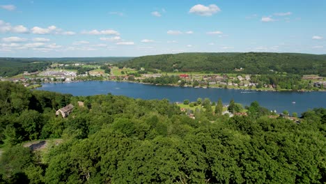 Große-Drohne-Enthüllt-See-Deep-Creek-Lake-Maryland-Sommer-Sonniger-Tag