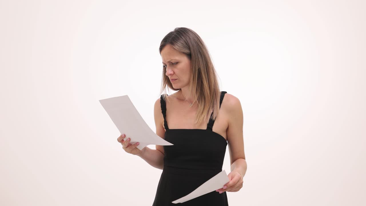 mujer leyendo documentos