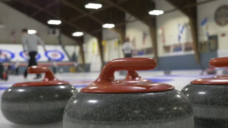 el jugador de curling rocks se desliza en el fondo