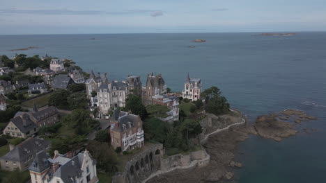 Avance-Aéreo-Sobre-La-Costa-Esmeralda-En-Dinard,-Bretaña-En-Francia