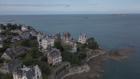 avance aéreo sobre la costa esmeralda en dinard, bretaña en francia