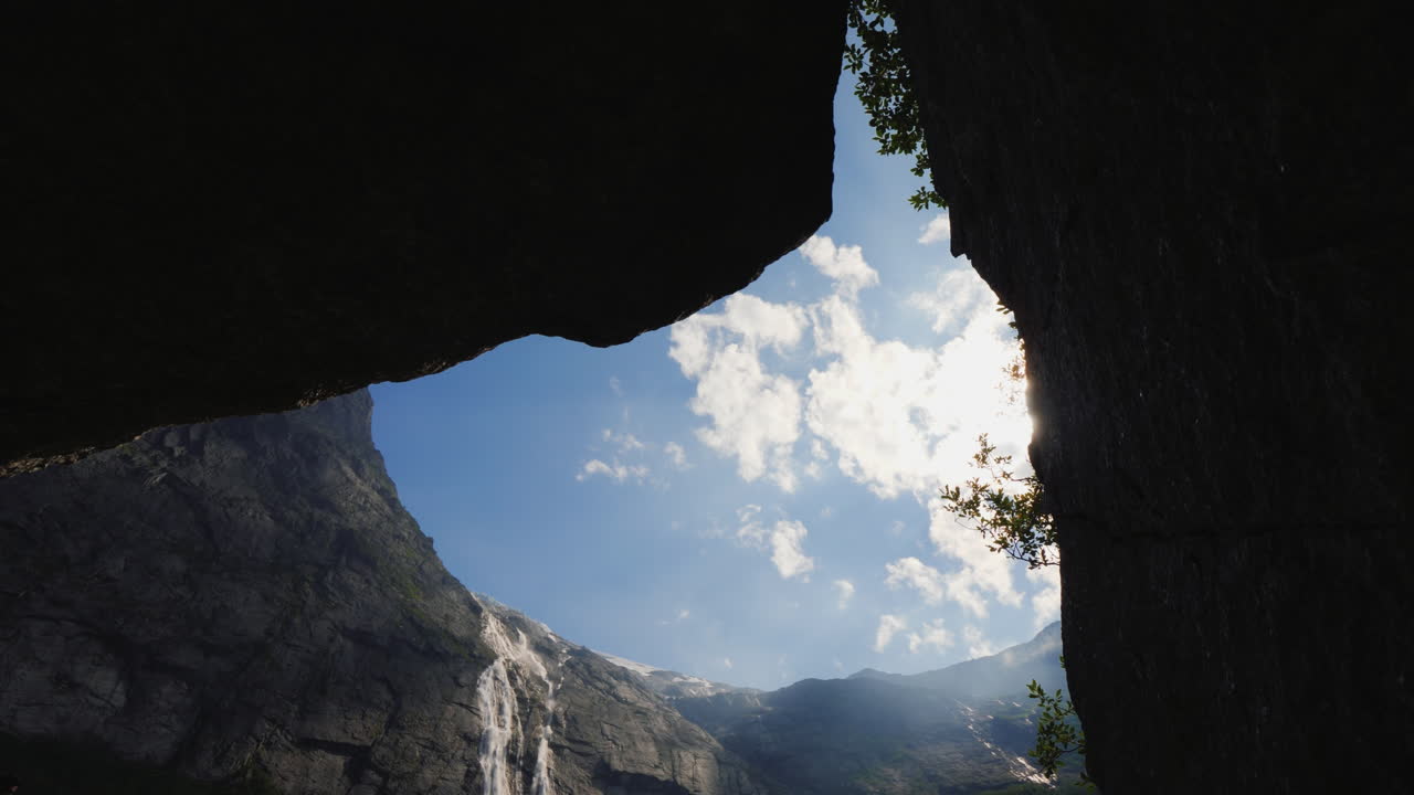 노르웨이와 스칸디나의 자연에서 폭포가 흐르는 높은 산의 전망