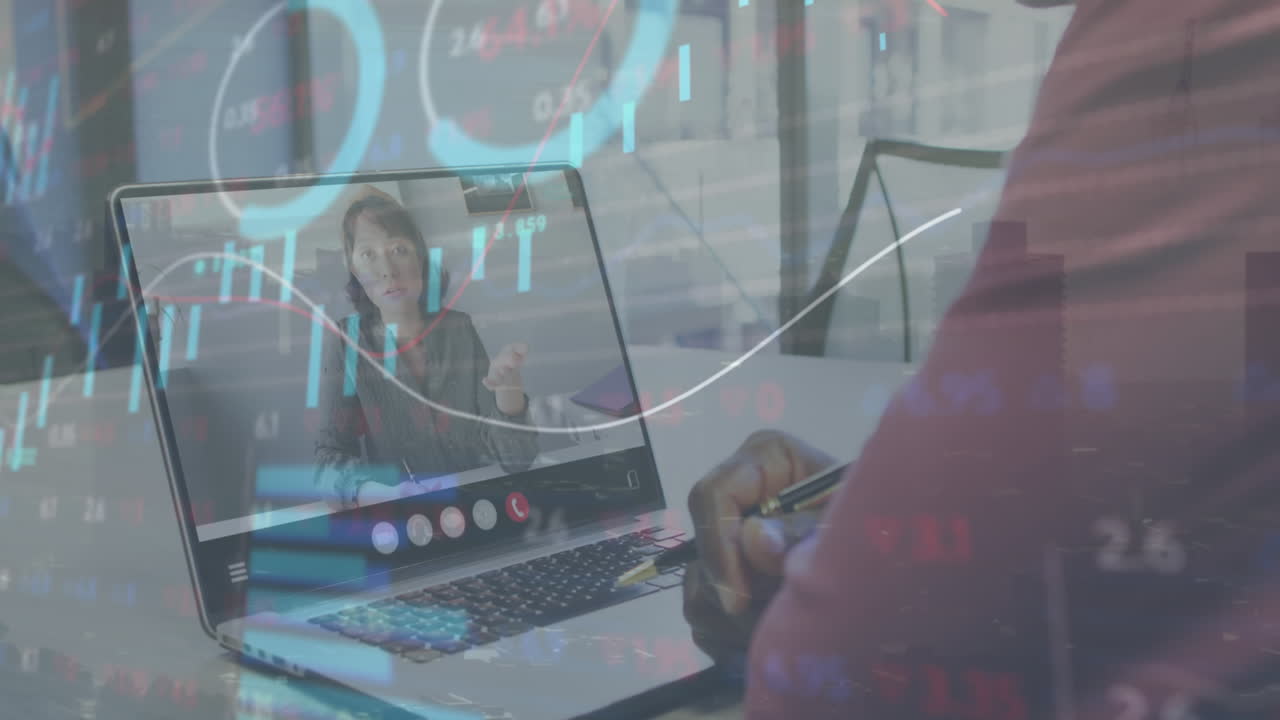 animation der börsendatenverarbeitung über den mittleren abschnitt eines mannes, der einen videotelefonat auf einem laptop hat