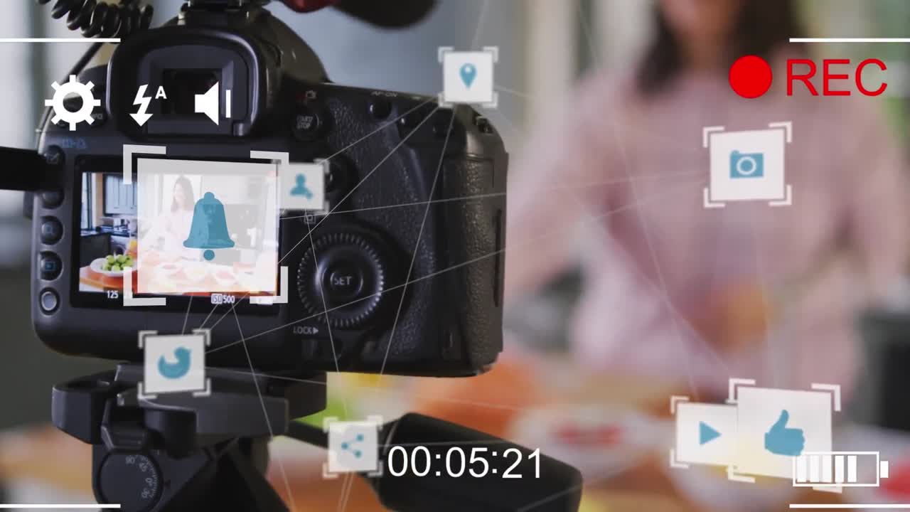 animación de la red de conexiones con iconos sobre la mujer caucásica haciendo video