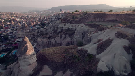 Ciudad-De-Göreme-Con-Chimeneas-De-Hadas-Y-Globos-Aerostáticos