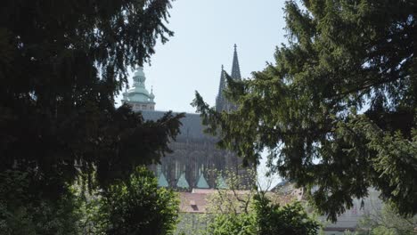 Vista-De-Las-Agujas-De-La-Catedral-Metropolitana-De-San-Vito-En-Praga,-República-Checa