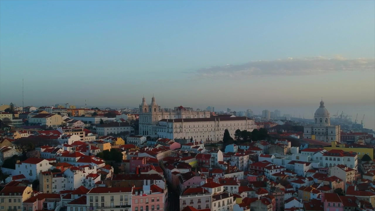 Panoramica aerea di Lisbona: cattedrale, monastero e tetti circostanti con un suggestivo cielo mediterraneo luminoso all'ora d'oro