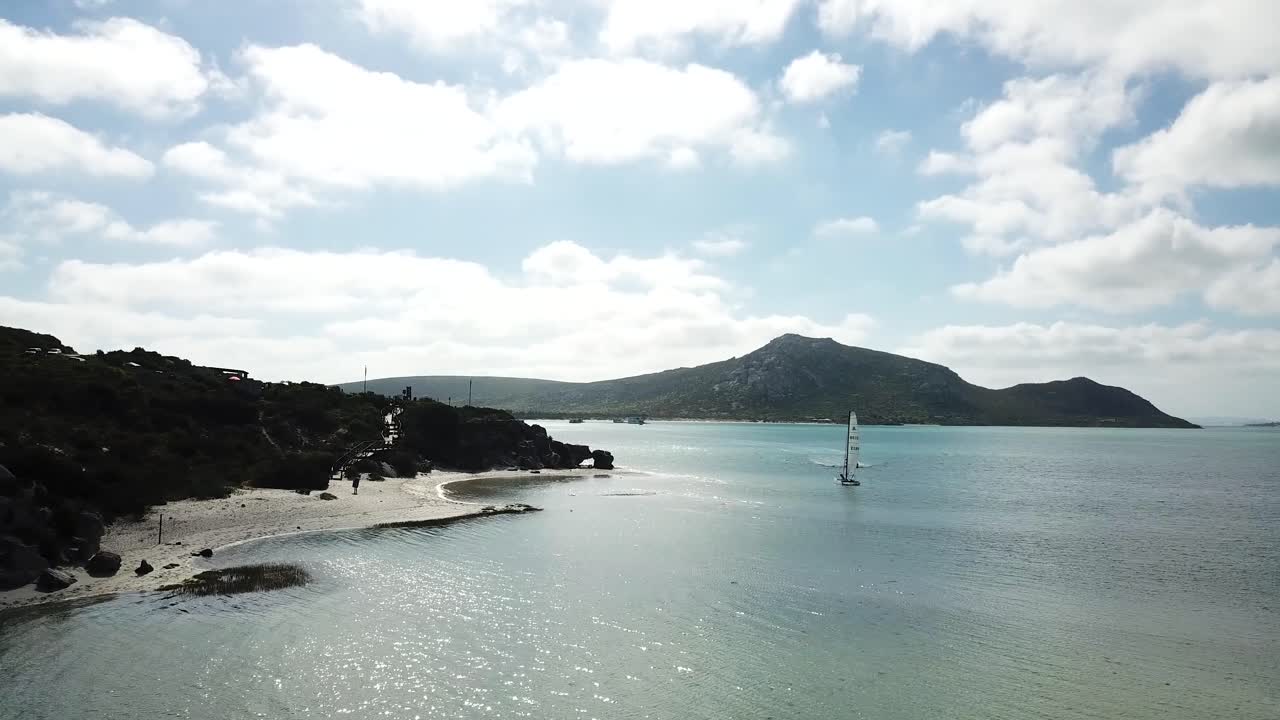 요트를 향해 날아가는 드론 샷