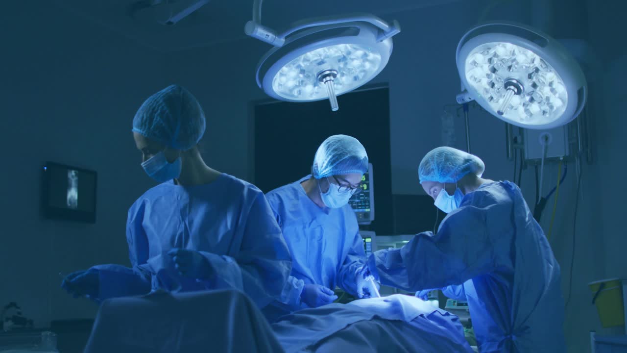 cirujano jefe haciendo una incisión, activando el icono de chincheta, insignias multiplicándose alrededor del equipo durante la cirugía