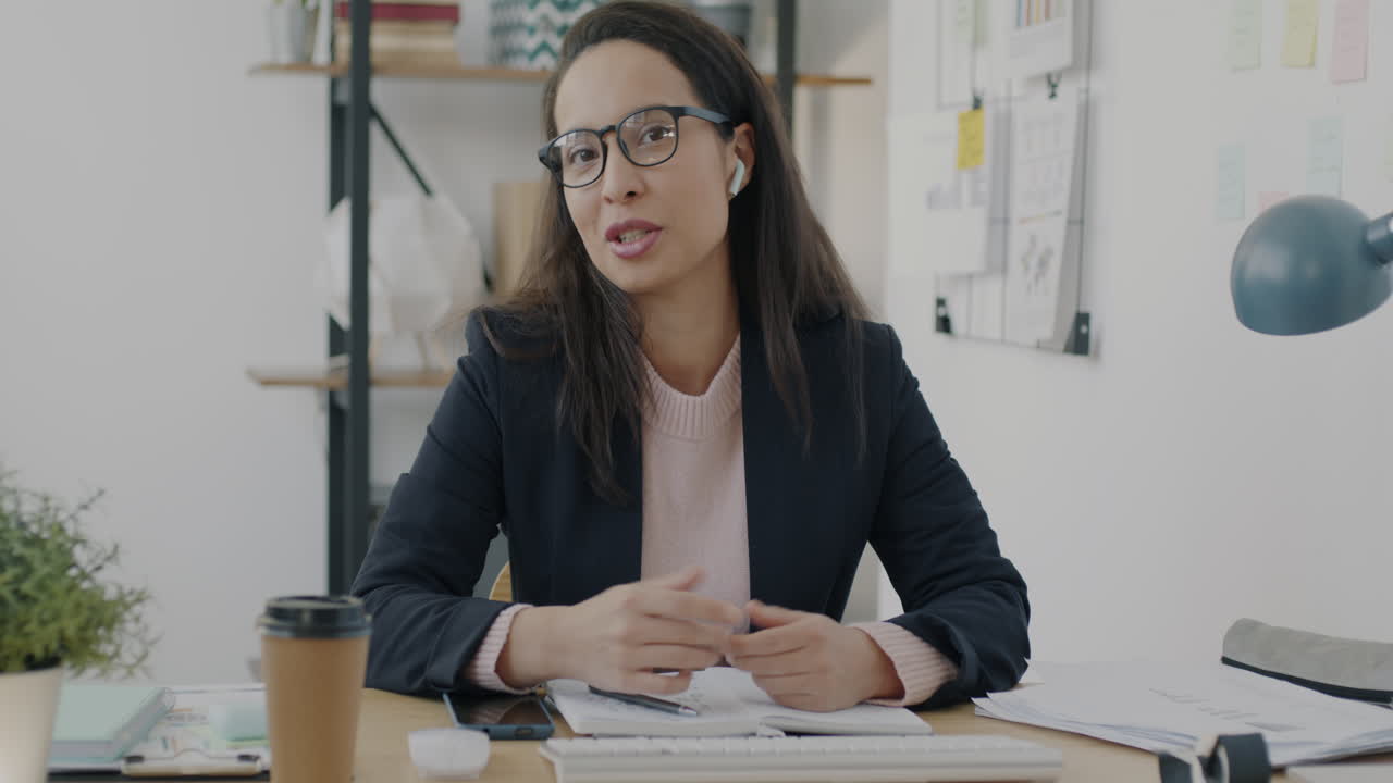 mujer de negocios en videoconferencia