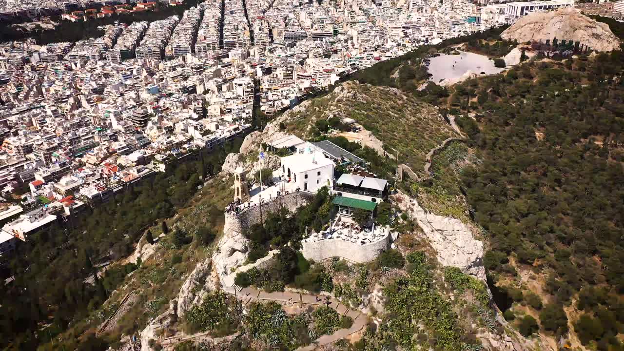 아테네에서 가장 높은 언덕인 리카베토스 (lycabetos) 는 드론으로 촬영된 조류의 눈으로 볼 수 있습니다.