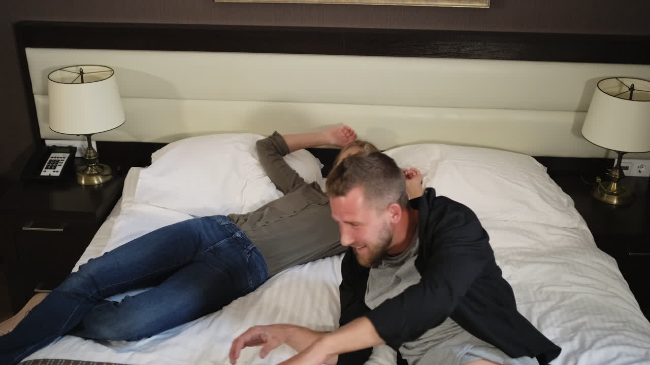 pareja relajándose y jugando en la habitación del hotel