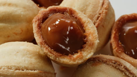 galletas caseras en forma de nuez con leche condensada hervida en una mesa gris, plana. imágenes de alta calidad en 4k