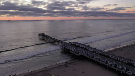 Crystal-Pier-Nach-Sonnenuntergang---Crystal-Pier-Hotel-Und-Cottages-Am-Pacific-Beach-In-San-Diego,-Kalifornien,-USA