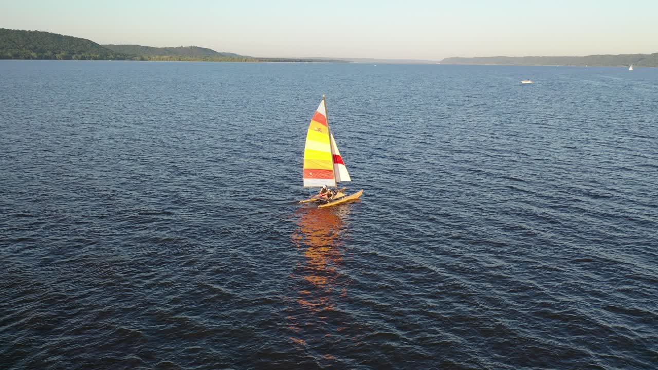 катамаран плывет по реке