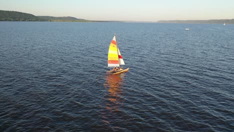 catamarán navegando por un río