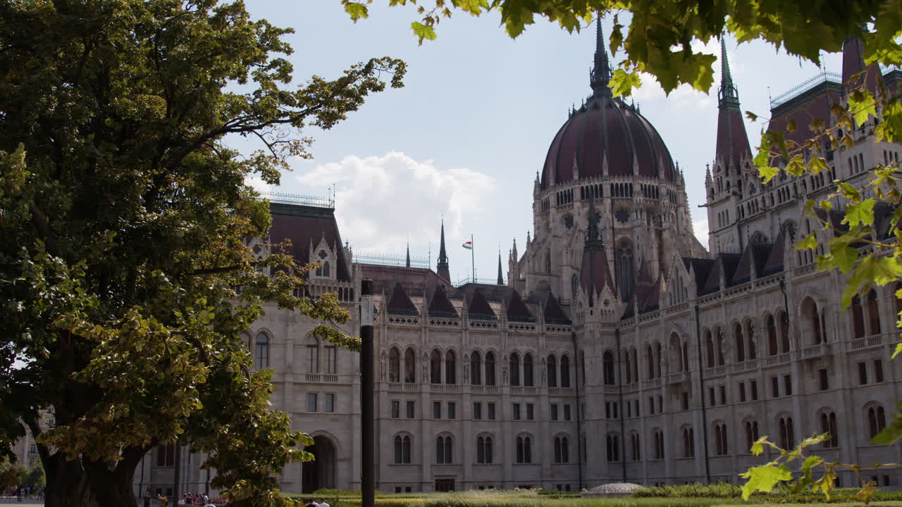 ⁇ 가리 의회의 건물 측면 전망 나무와 함께  ⁇ 은 날