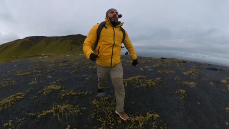 Laufen-Entlang-Des-Schwarzen-Sandstrandes-Von-Reynisfjara