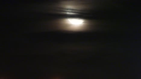 último cuarto de luna - luna brillante moviéndose detrás de nubes oscuras en la noche