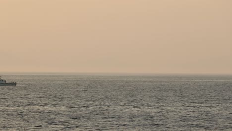 Toma-Panorámica-Lenta-De-Barcos-Anclados-En-El-Mar-Esperando-Que-Comience-El-Espectáculo-Aéreo-En-Ayr-Beach.