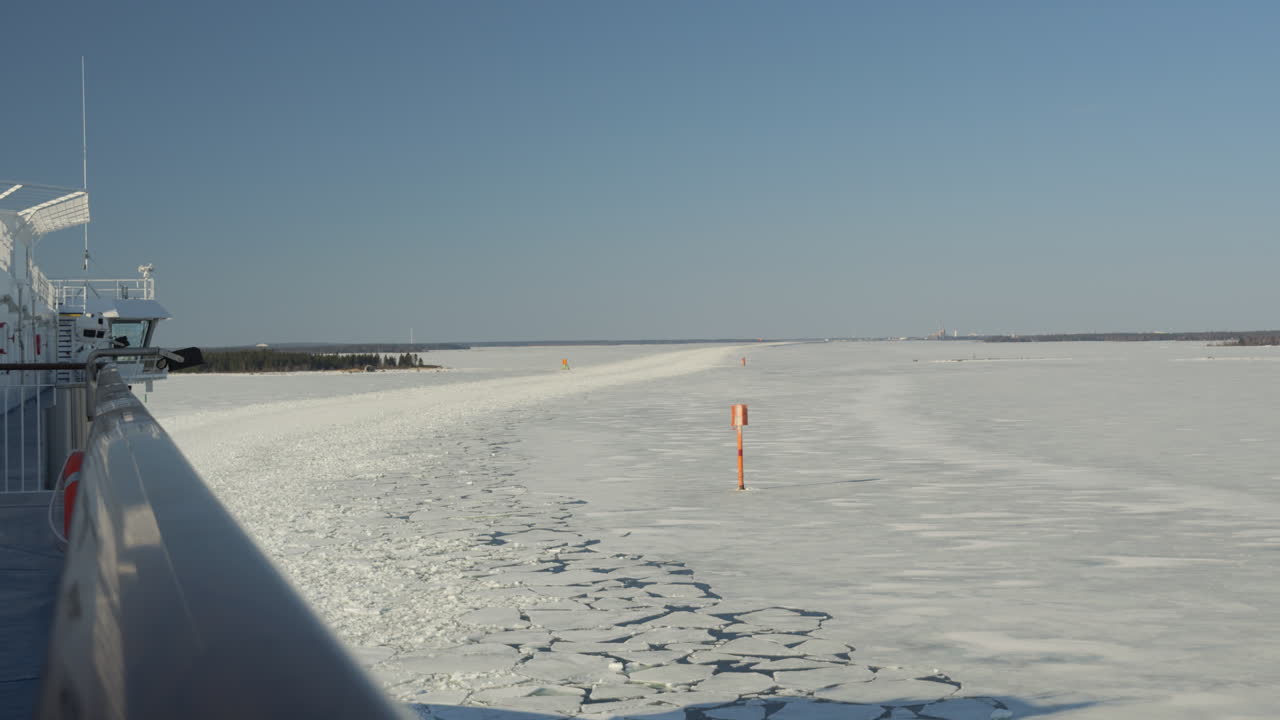 겨울에 얼음 바다를 운전하는 배