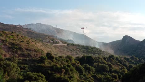 Helicóptero-De-Extinción-De-Incendios-Arroja-Agua-Sobre-Un-Bosque-En-Llamas