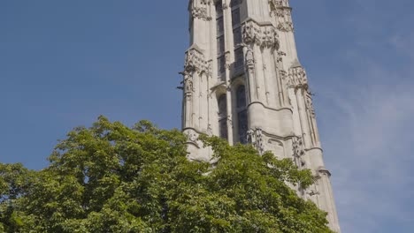 exterior da torre tour saint jacques em paris, frança, contra o céu azul 3