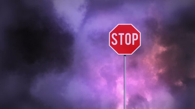 Tuono e cartello di stop