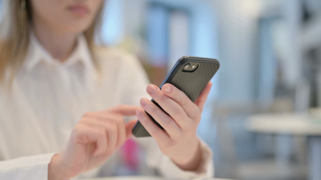 manos de mujer navegando por el teléfono inteligente, de cerca