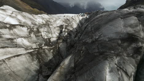 volando cerca de las fisuras de hielo del glaciar svinafellsjokull en el parque nacional de vatnajokull en islandia