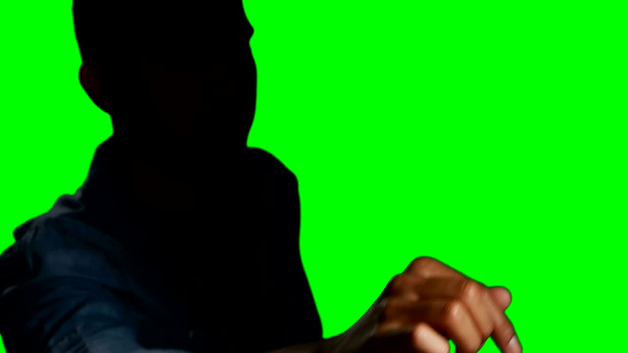 hombre tocando pantalla digital 4k