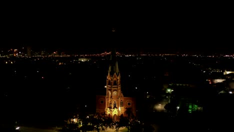 zumbando alrededor de una gran iglesia en la ciudad de nueva orleans