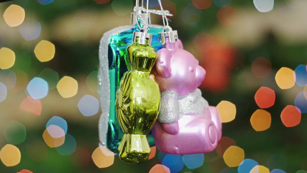 el corazón del oso y el coche de juguete tiembla en el fondo bokeh