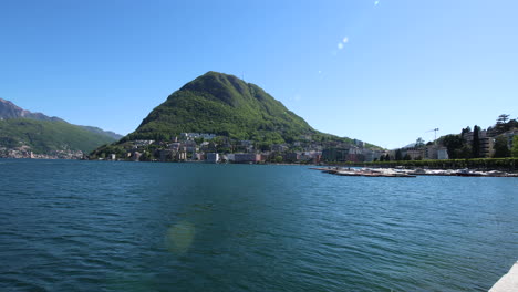 toma panorámica de la hermosa costa de lugano, suiza durante un día soleado-1