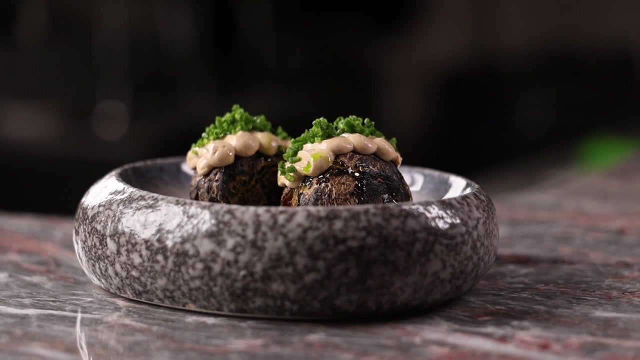 Polpette Gourmet Guarnite con Salsa Cremosa ed Erbe Fresche