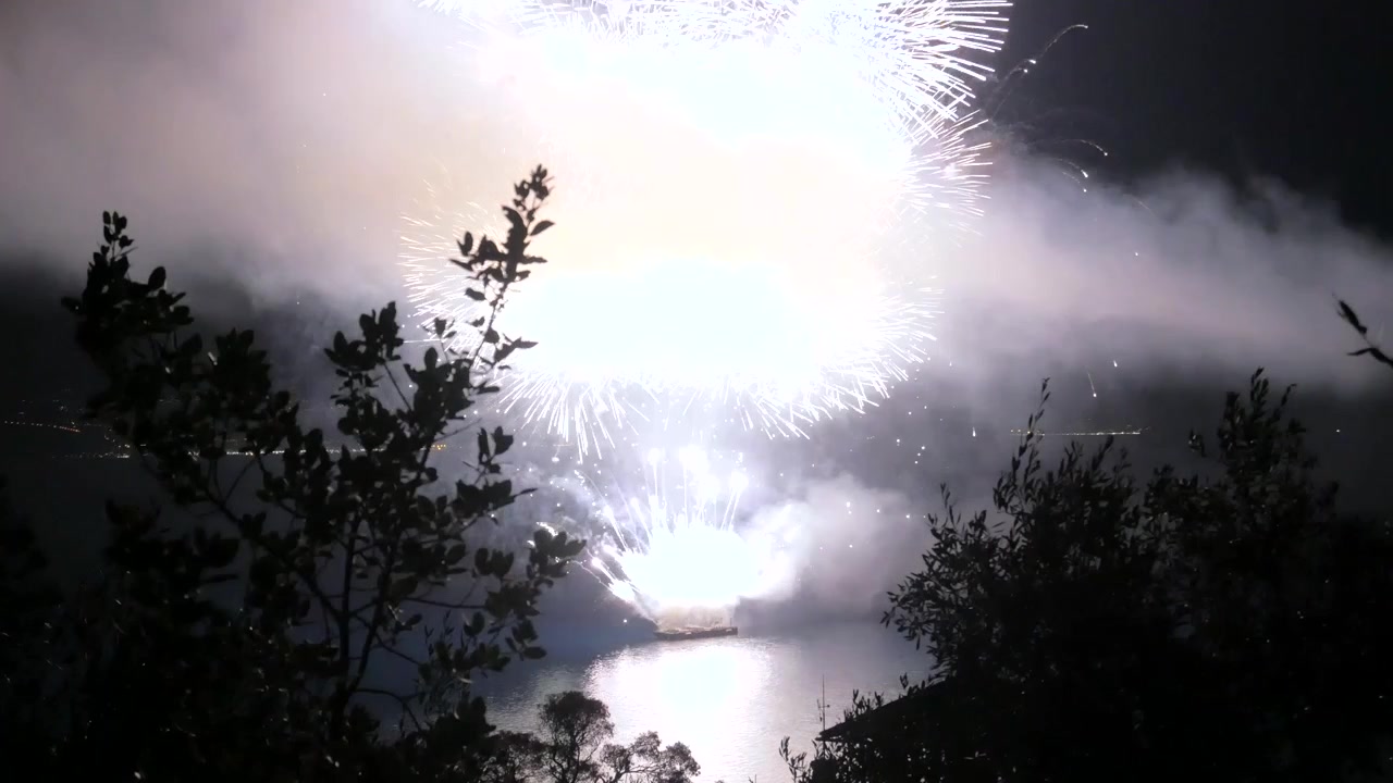 enorme spettacolo pirotecnico sul mare