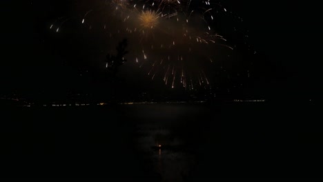 gran espectáculo de fuegos artificiales en el mar