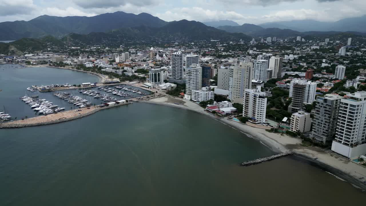 paisaje urbano aéreo de santa marta colombia drone sobre el mar centro paisaje puerto y parque natural tayrona, estableciendo tiro