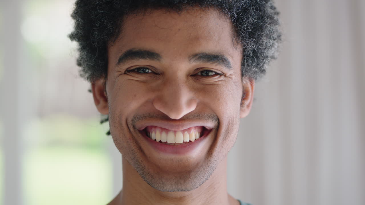 retrato feliz homem de raça mista sorrindo desfrutando de um estilo de vida bem sucedido homem saudável em casa parecendo confiante