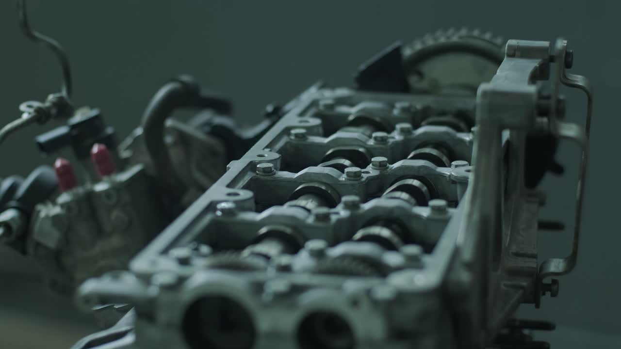 mecánico de automóviles en el garaje con el motor del automóvil después de quitar la parte de la cubierta. las manos del mecánico abren el motor para la reparación. servicio automovilístico